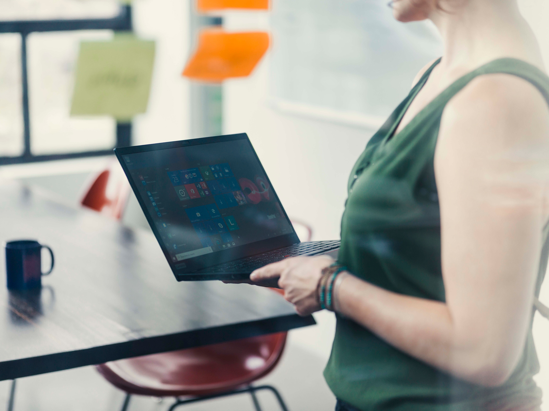 girl_with_ThinkPad