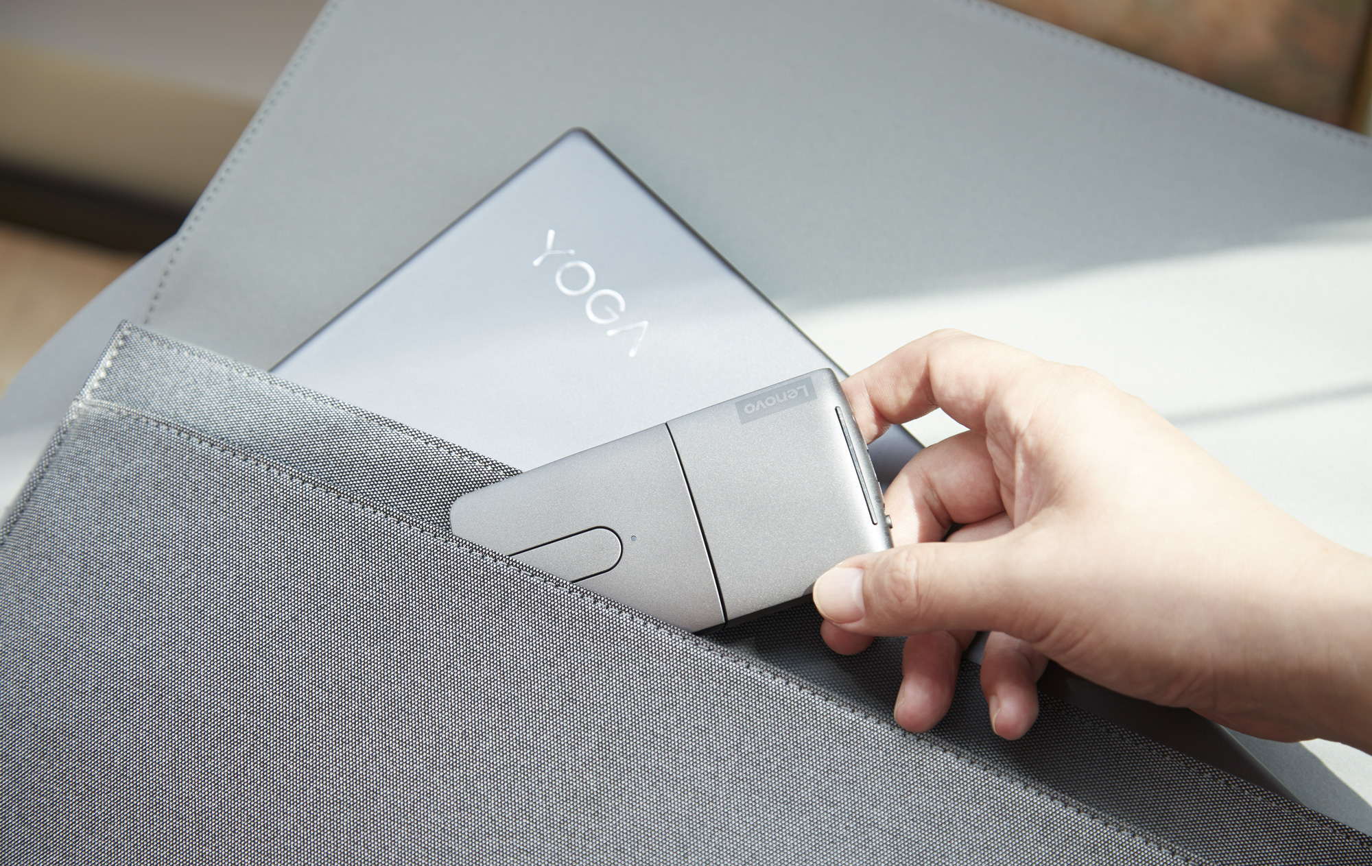 Lenovo-Yoga-Mouse-with-Laser-Presenter_Holidays_2020