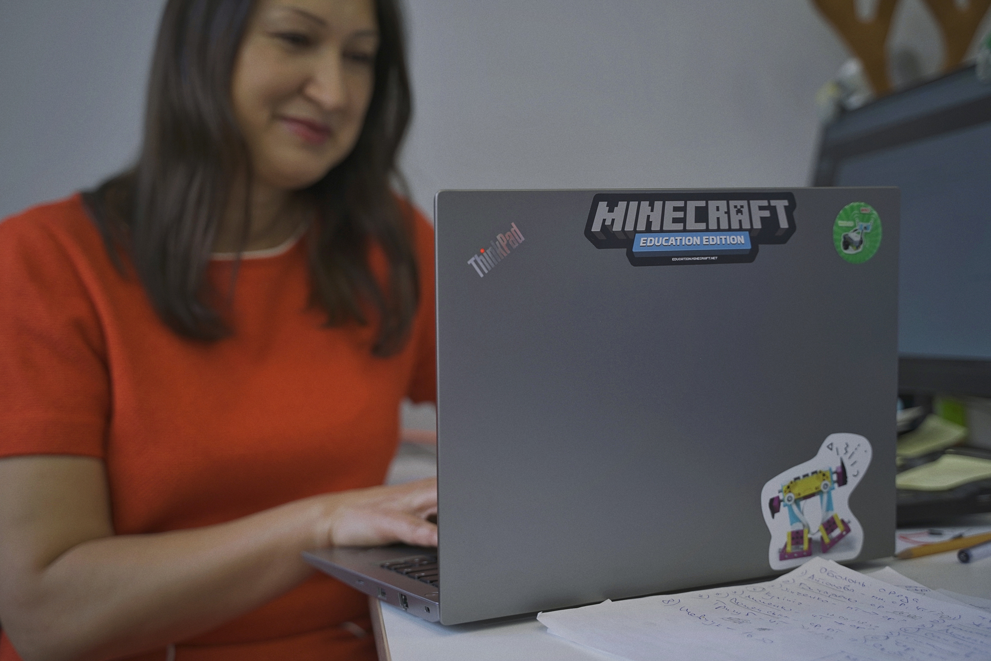 Oksana_Stoetskay_and_ThinkPad