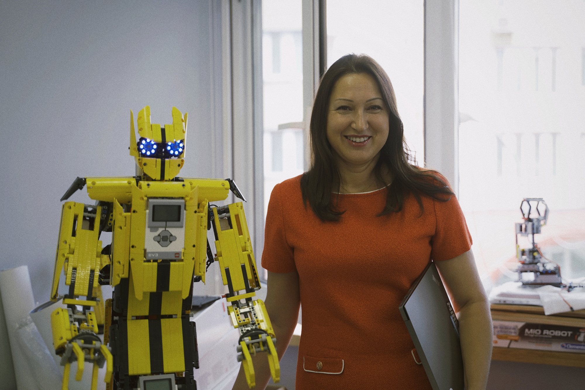 Oksana_Stoetskay_and_robot