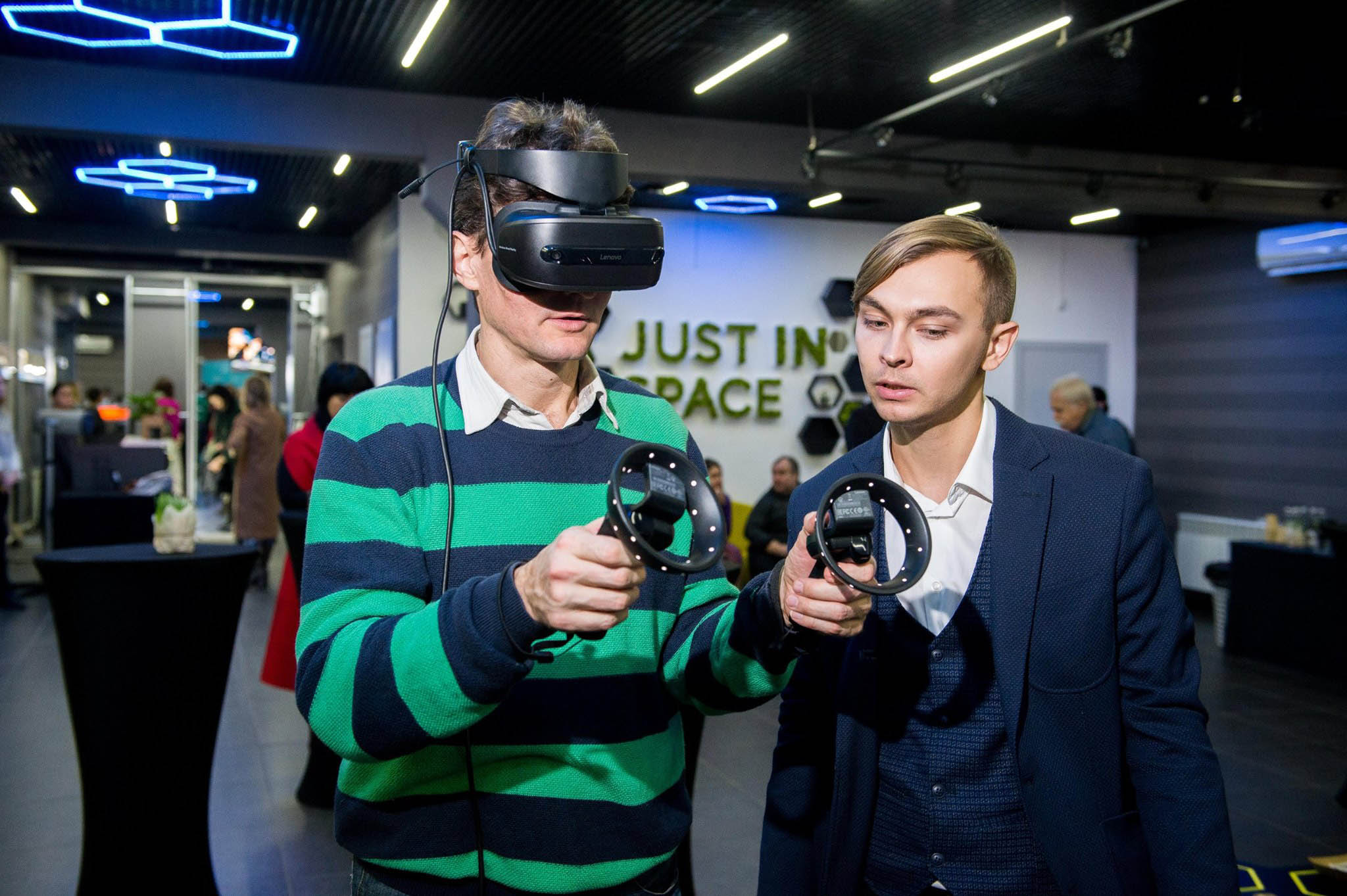 Фото 3. Lenovo Explorer. Випробуй нову реальність