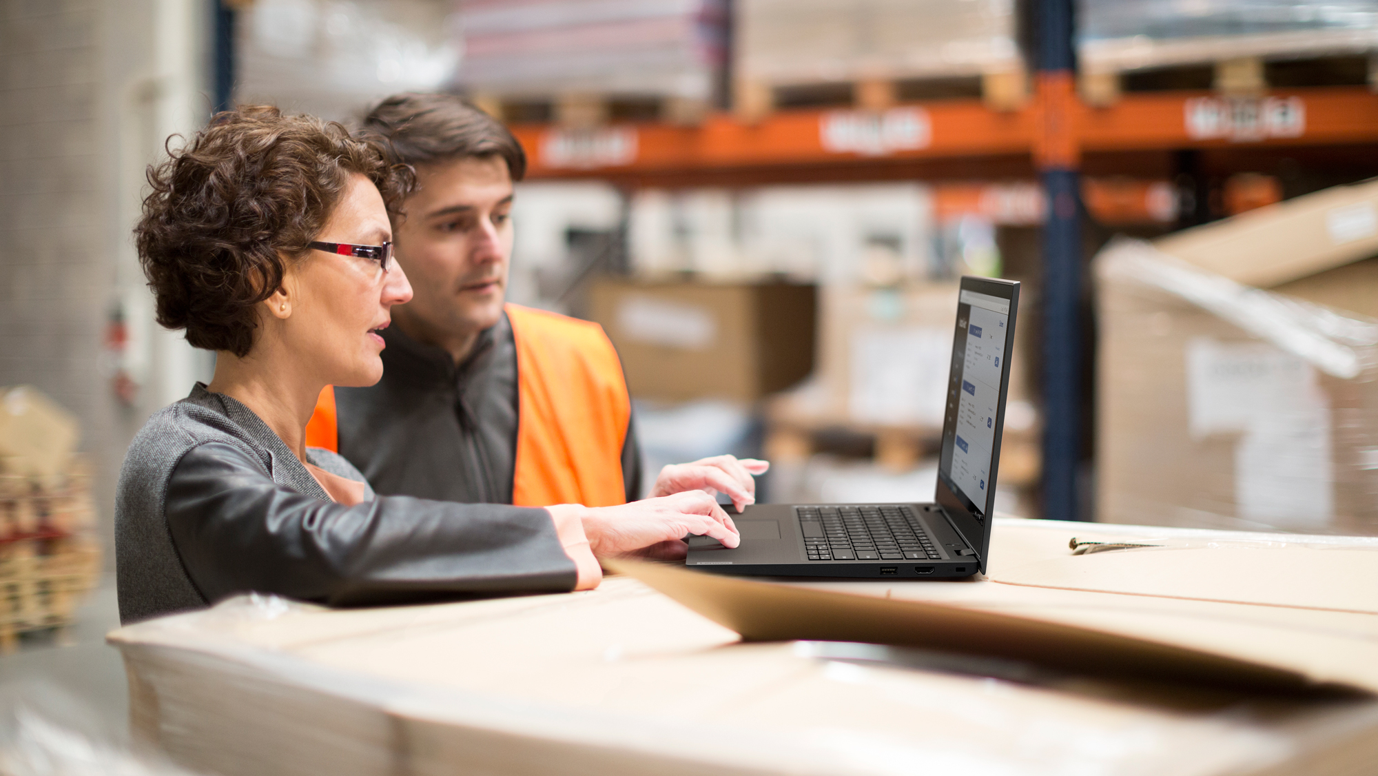 Lenovo_Notebook_Windows_14w_Enterprise_Lifestyle_Retail_04